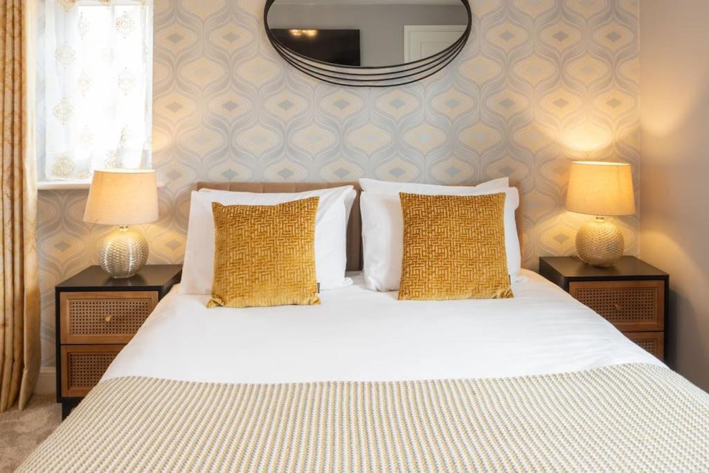 Luxurious 4 Dbl Bedroom House- Away From Villa *