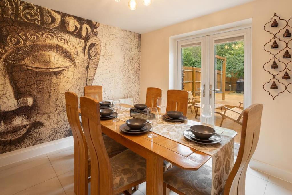 Luxurious 4 Dbl Bedroom House- Away From Villa Milton Keynes