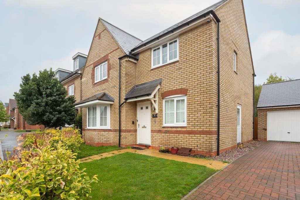 Villa Luxurious 4 Dbl Bedroom House- Away From Milton Keynes