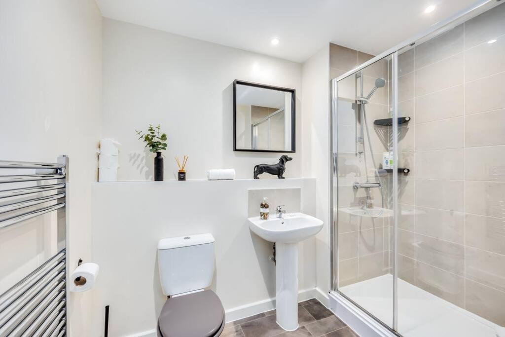 Apartment Beautiful Canal Side - Centre - Balcony, Secure Parking, Self Check-in, Fast Wifi And Smart Tv With Sky Tv And Netflix By Yoko
