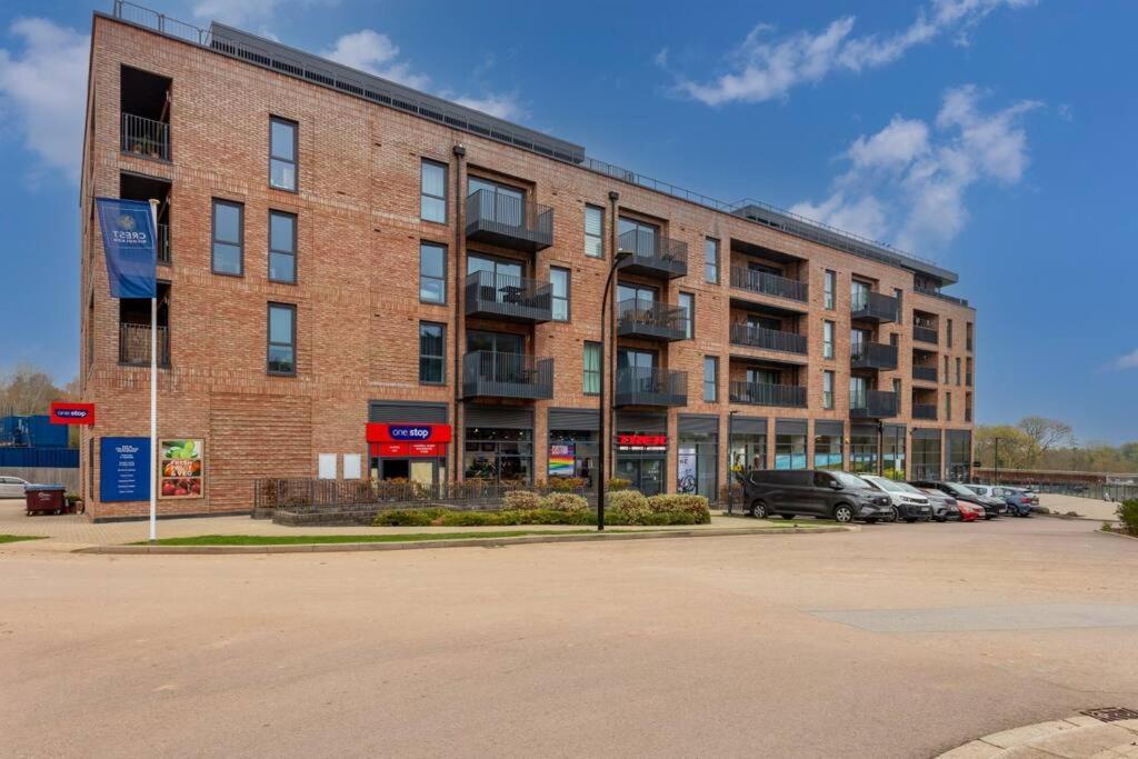 Beautiful Canal Side - Centre - Balcony, Secure Parking, Self Check-in, Fast Wifi And Smart Tv With Sky Tv And Netflix By Yoko Apartment Milton Keynes
