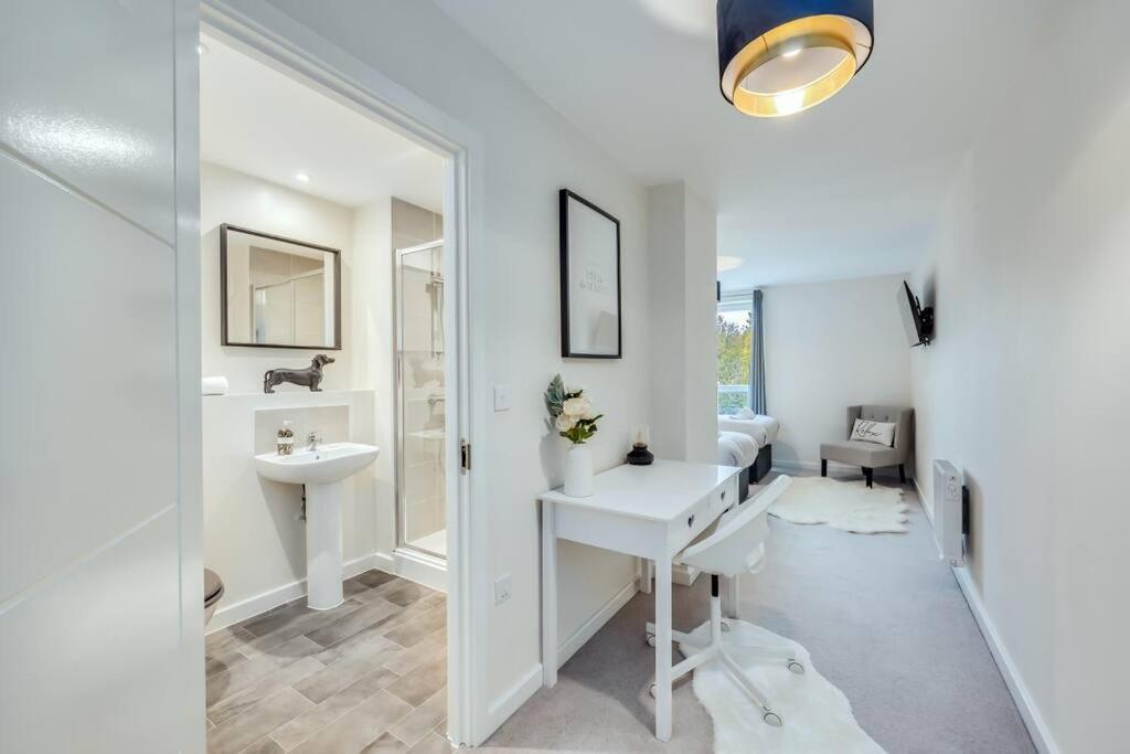 Beautiful Canal Side - Centre - Balcony, Secure Parking, Self Check-in, Fast Wifi And Smart Tv With Sky Tv And Netflix By Yoko Apartment