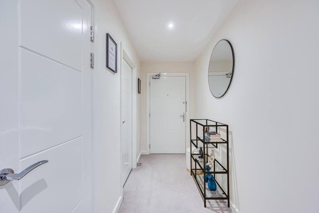 Apartment Beautiful Canal Side - Centre - Balcony, Secure Parking, Self Check-in, Fast Wifi And Smart Tv With Sky Tv And Netflix By Yoko