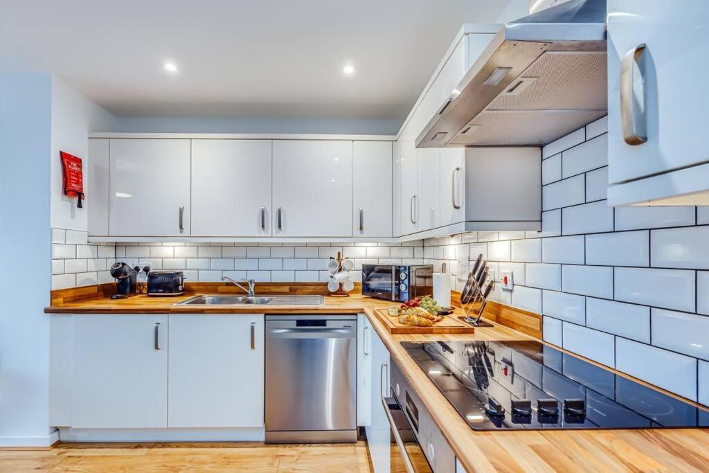 Apartment Beautiful Canal Side - Centre - Balcony, Secure Parking, Self Check-in, Fast Wifi And Smart Tv With Sky Tv And Netflix By Yoko *