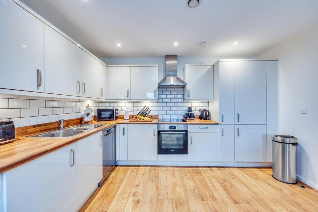 Apartment Beautiful Canal Side - Centre - Balcony, Secure Parking, Self Check-in, Fast Wifi And Smart Tv With Sky Tv And Netflix By Yoko Milton Keynes