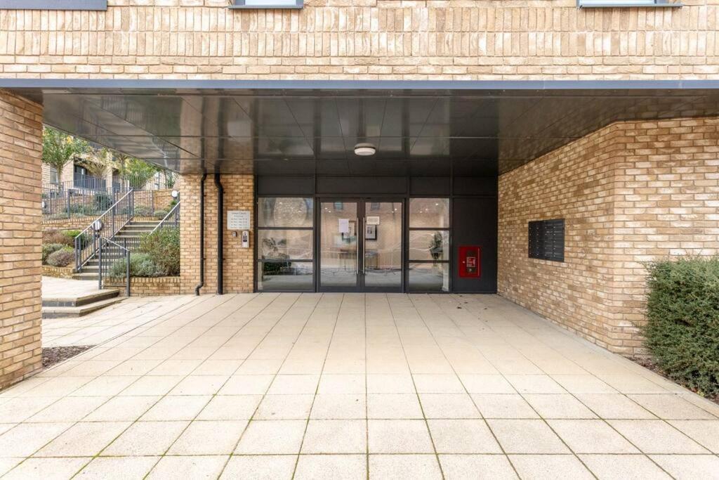 Beautiful Canal Side - Centre - Balcony, Secure Parking, Self Check-in, Fast Wifi And Smart Tv With Sky Tv And Netflix By Yoko * Milton Keynes