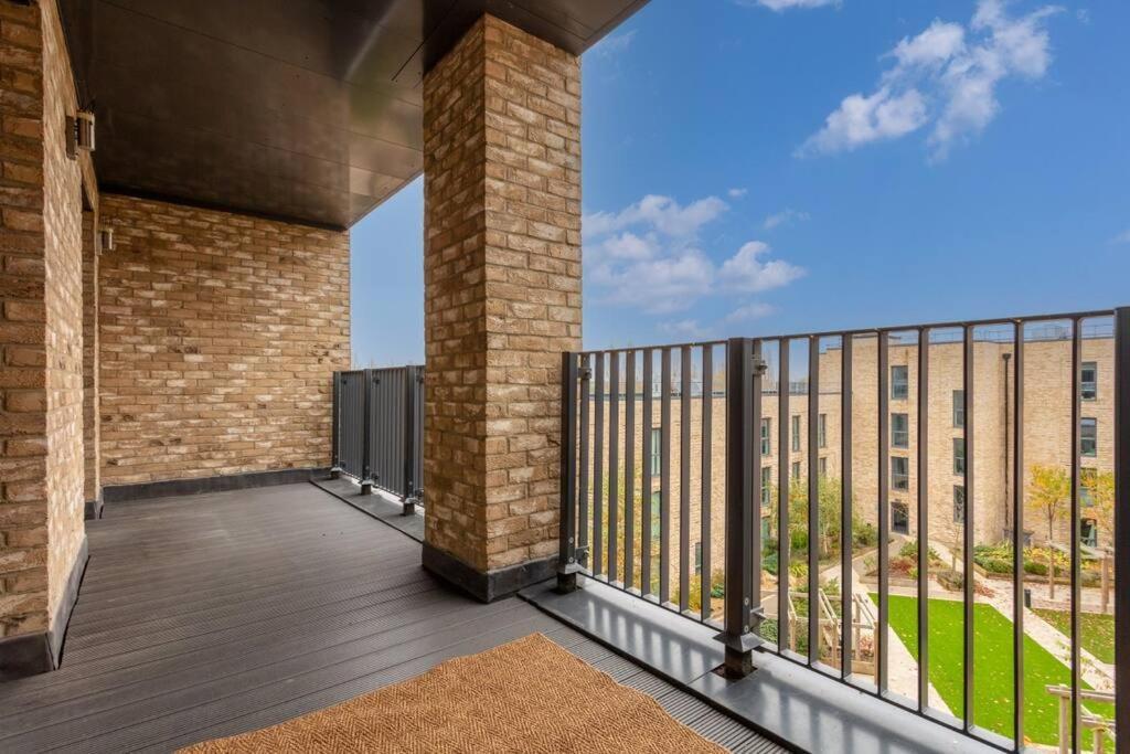 Apartment Beautiful Canal Side - Centre - Balcony, Secure Parking, Self Check-in, Fast Wifi And Smart Tv With Sky Tv And Netflix By Yoko