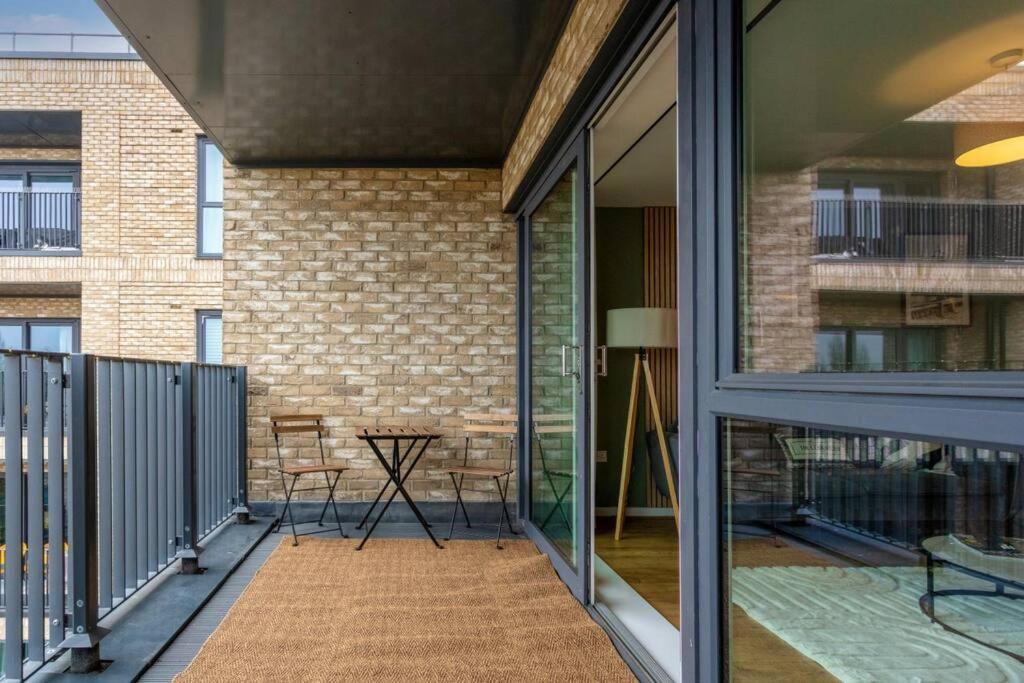 Apartment Beautiful Canal Side - Centre - Balcony, Secure Parking, Self Check-in, Fast Wifi And Smart Tv With Sky Tv And Netflix By Yoko Milton Keynes