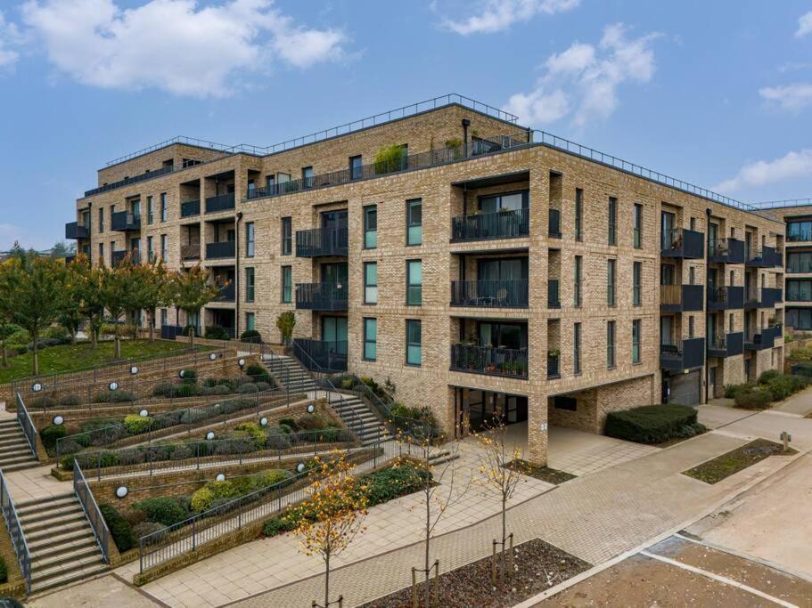 Beautiful Canal Side - Centre - Balcony, Secure Parking, Self Check-in, Fast Wifi And Smart Tv With Sky Tv And Netflix By Yoko Apartment Milton Keynes