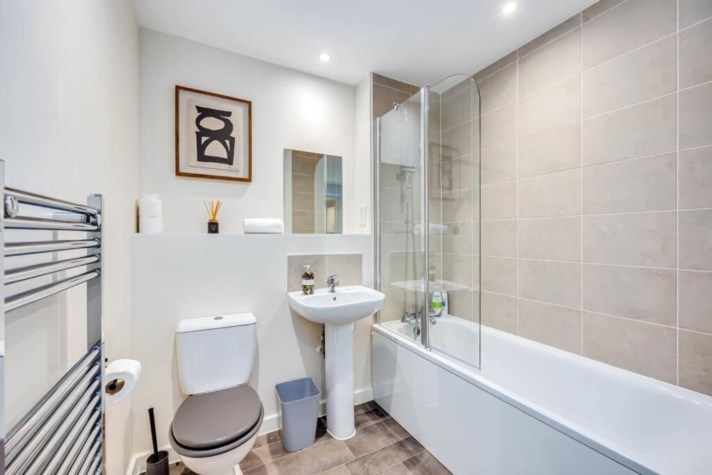 Apartment Beautiful Canal Side - Centre - Balcony, Secure Parking, Self Check-in, Fast Wifi And Smart Tv With Sky Tv And Netflix By Yoko