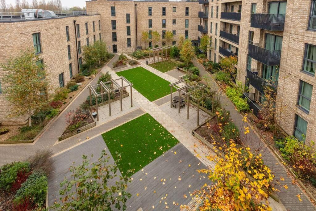 Beautiful Canal Side - Centre - Balcony, Secure Parking, Self Check-in, Fast Wifi And Smart Tv With Sky Tv And Netflix By Yoko * Milton Keynes