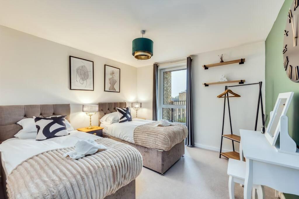 Apartment Beautiful Canal Side - Centre - Balcony, Secure Parking, Self Check-in, Fast Wifi And Smart Tv With Sky Tv And Netflix By Yoko