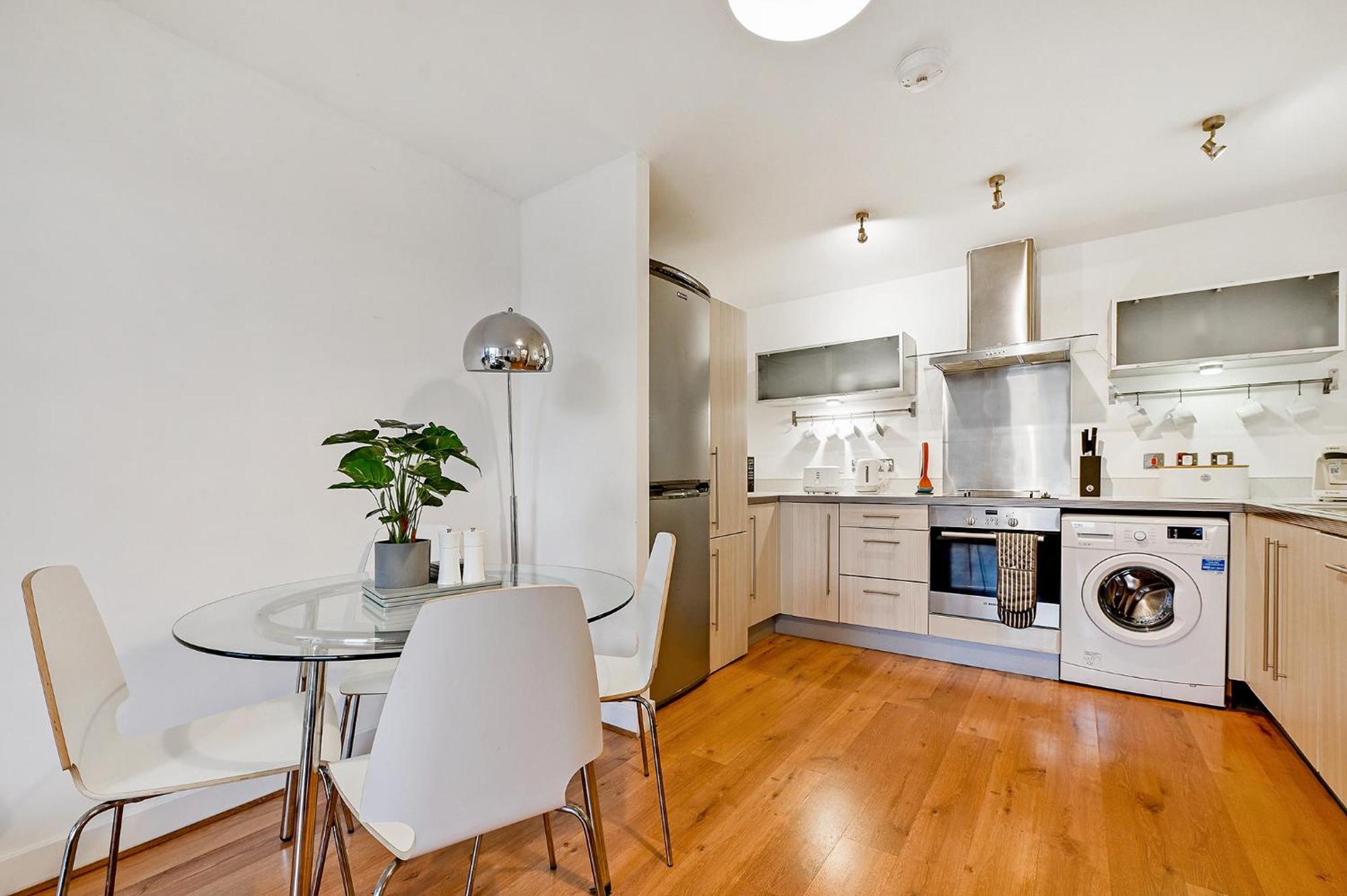 Apartment The Vizion Serviced From Pincott - Free Parking, Private Balcony, And Wifi Milton Keynes
