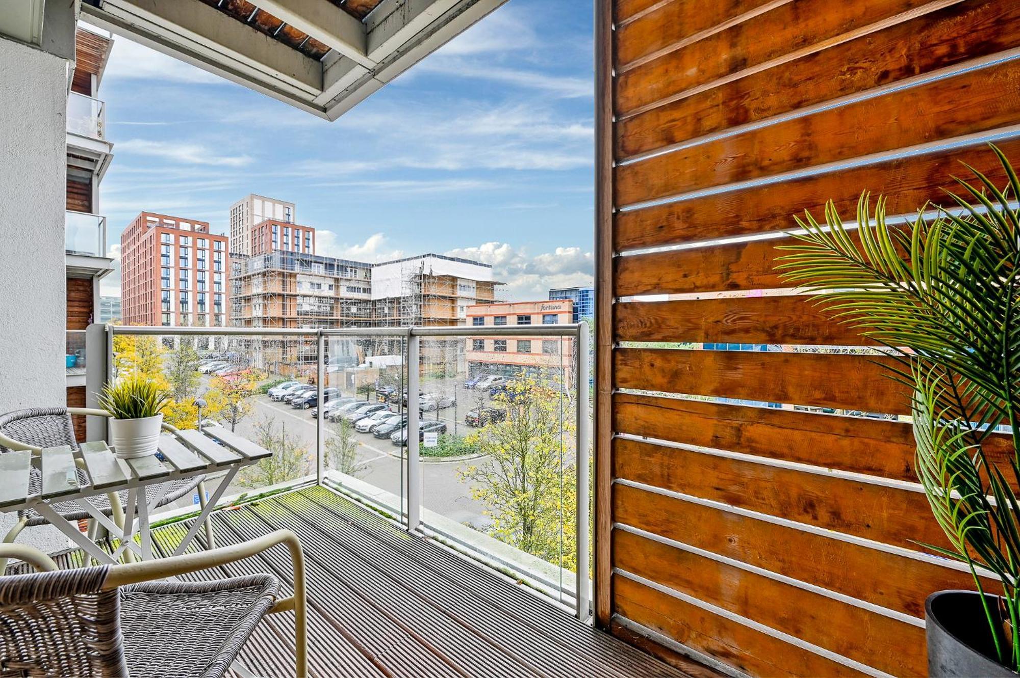The Vizion Serviced From Pincott - Free Parking, Private Balcony, And Wifi *