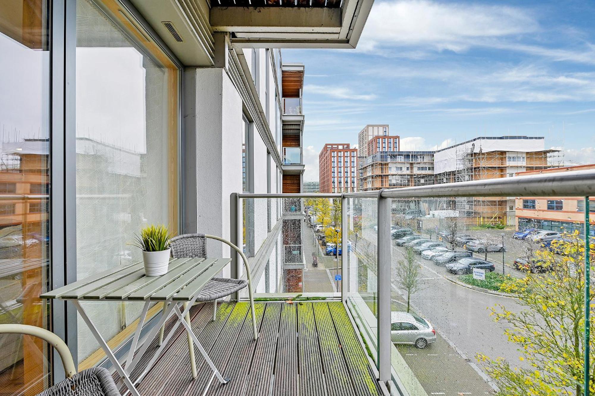 The Vizion Serviced From Pincott - Free Parking, Private Balcony, And Wifi