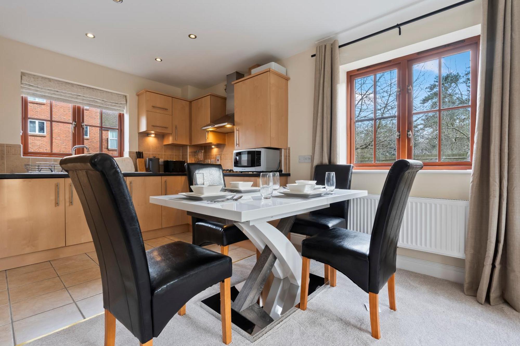 Cozy 2bed Flat With Free Parking Near Willen In * Milton Keynes