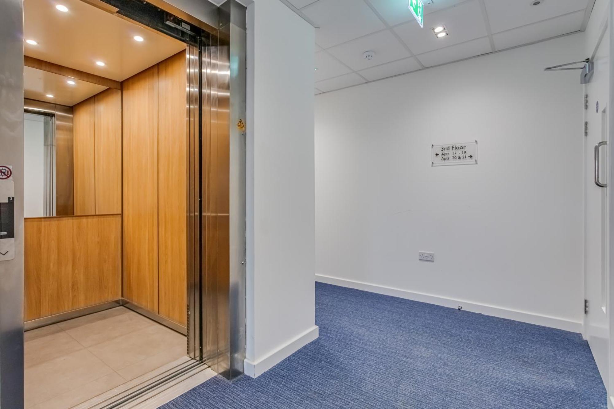 Penthouse Oasis: Centre Retreat With Balcony And Entertainment Milton Keynes