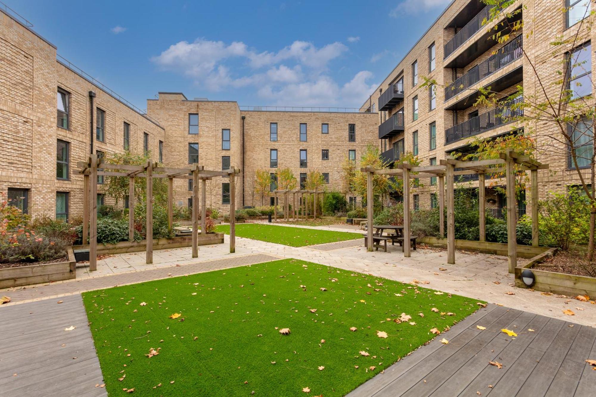 Penthouse Oasis: Centre Retreat With Balcony And Entertainment * Milton Keynes