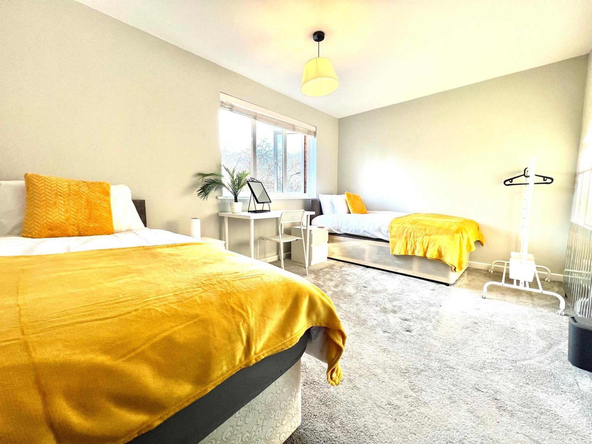 Furzton - Free Private Parking, Modern And Garden, 50 Tv, Sleeps 5 *