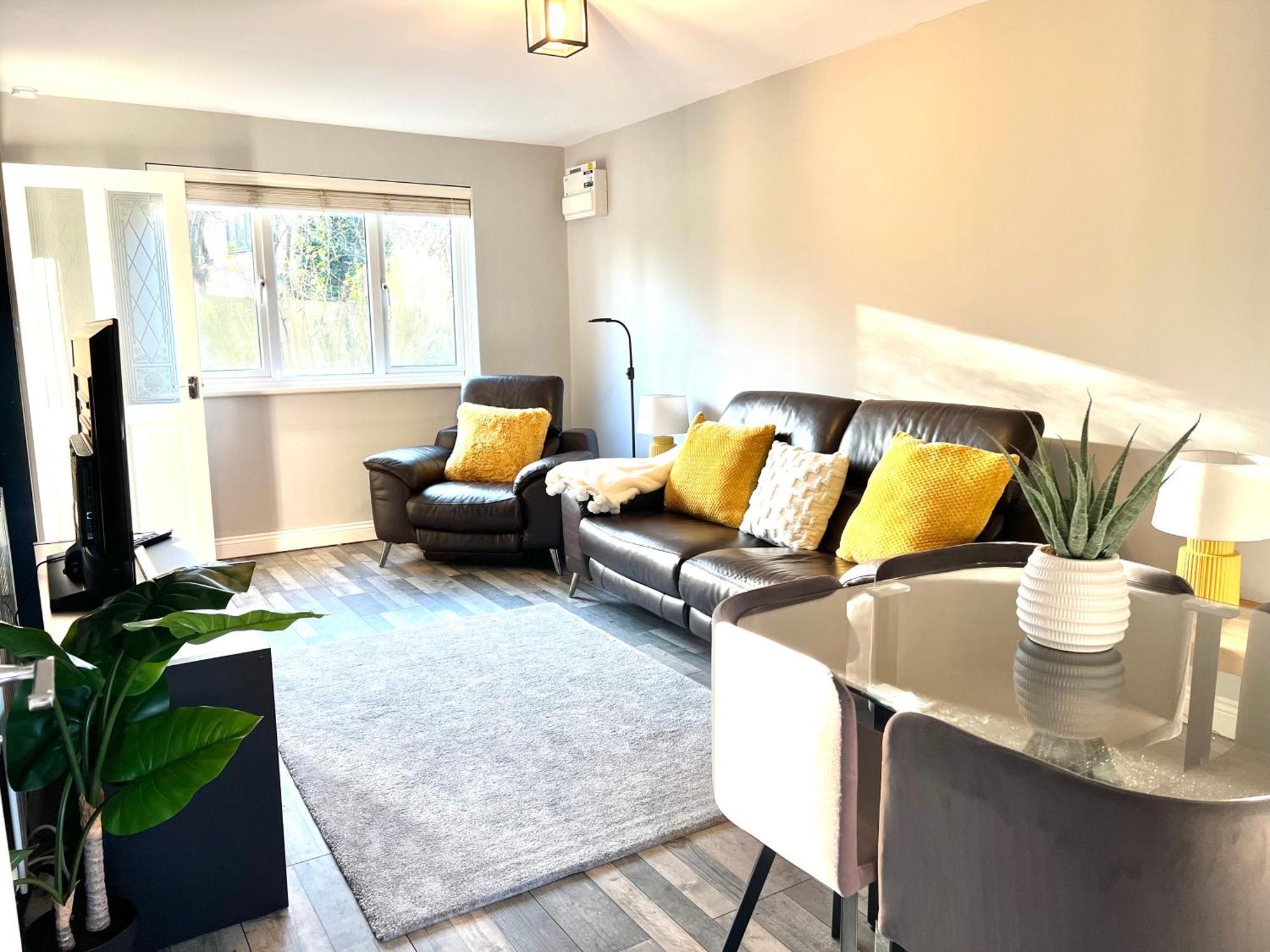 Holiday home Furzton - Free Private Parking, Modern And Garden, 50 Tv, Sleeps 5