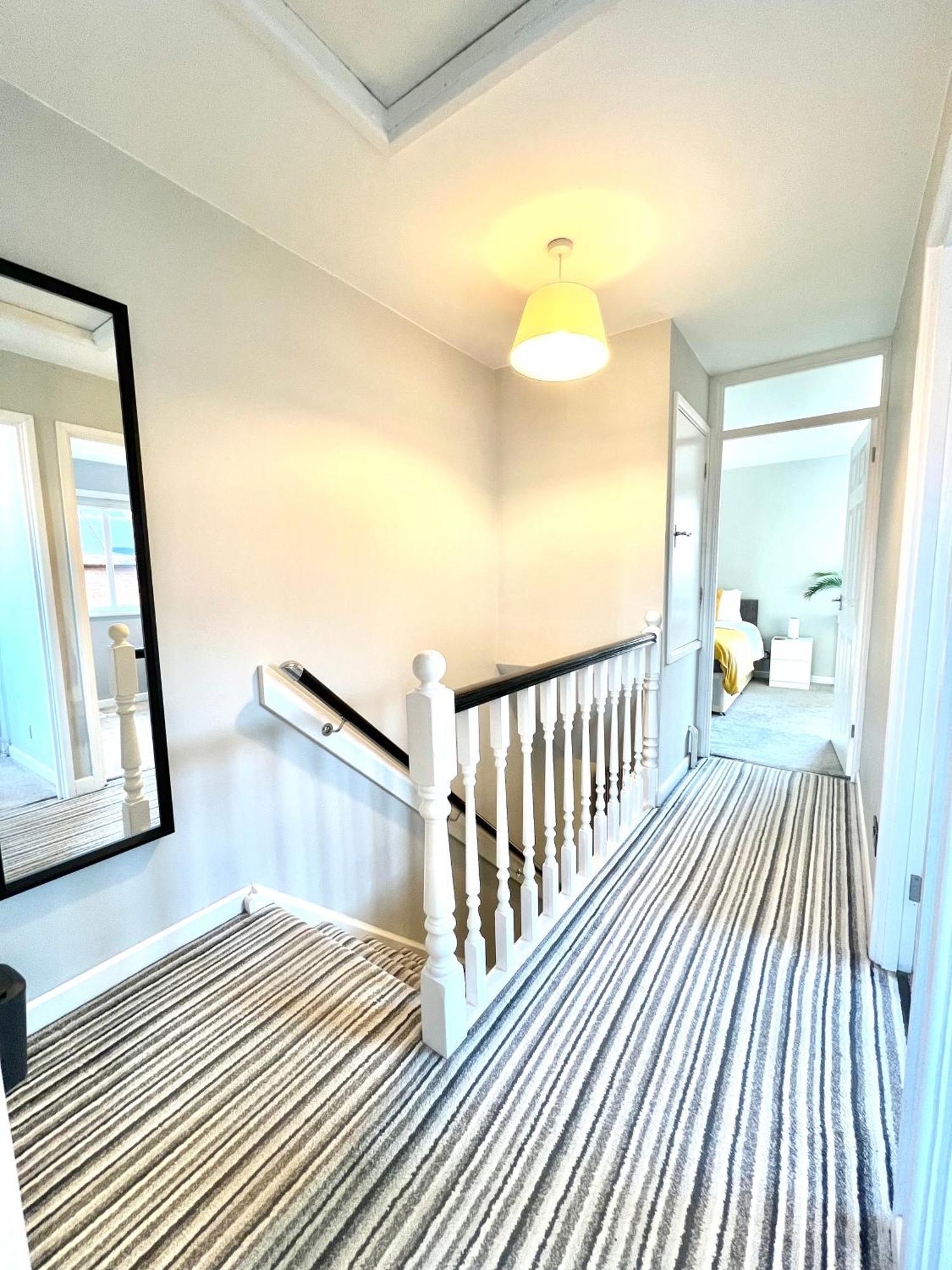 Furzton - Free Private Parking, Modern And Garden, 50 Tv, Sleeps 5 Holiday home