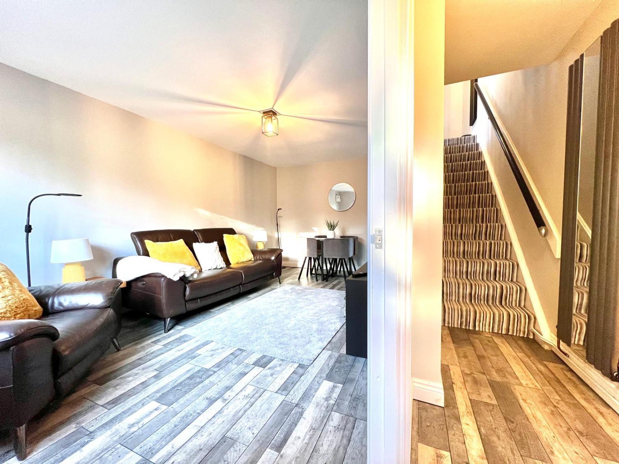 Holiday home Furzton - Free Private Parking, Modern And Garden, 50 Tv, Sleeps 5