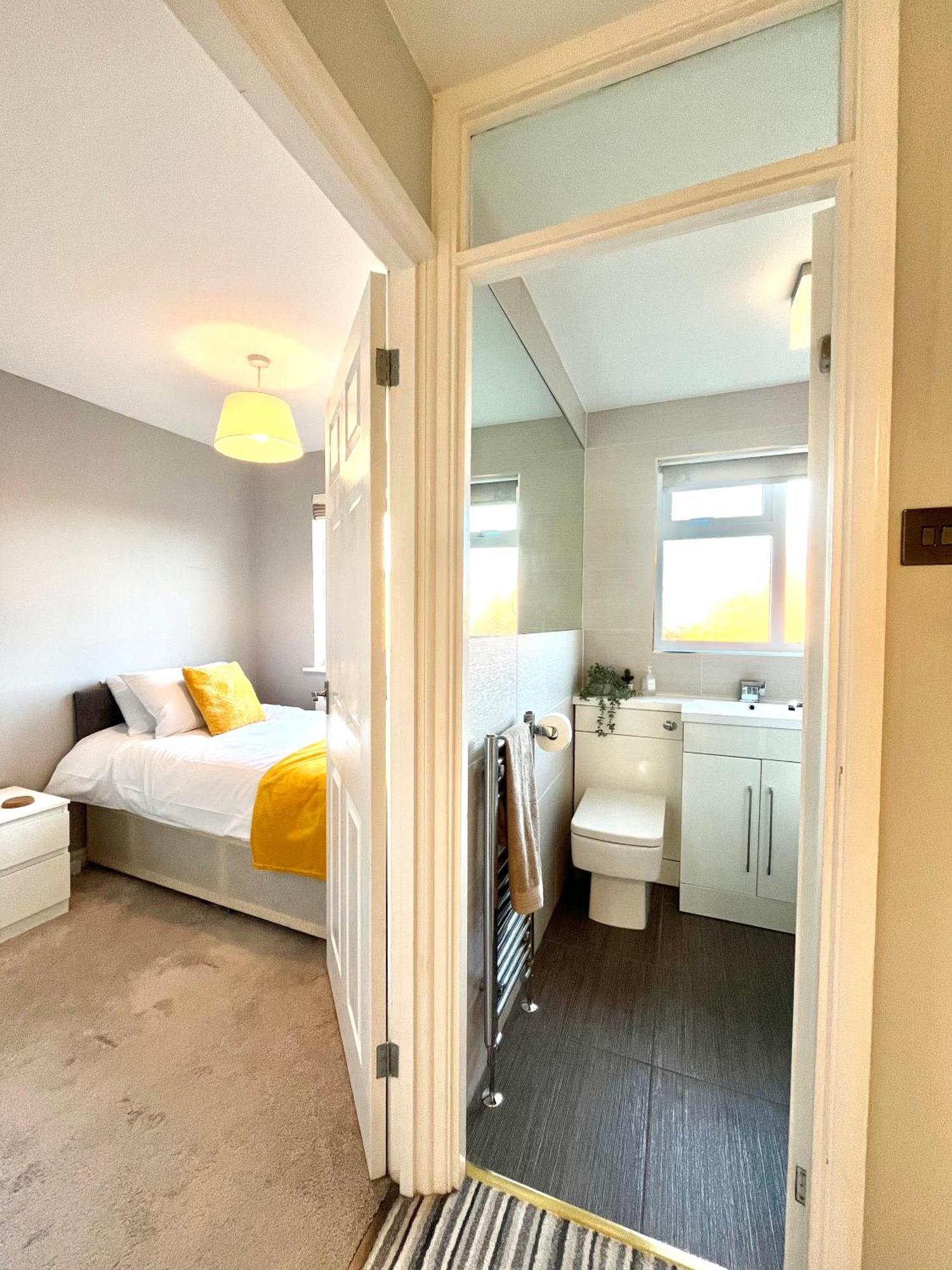 Furzton - Free Private Parking, Modern And Garden, 50 Tv, Sleeps 5 Holiday home