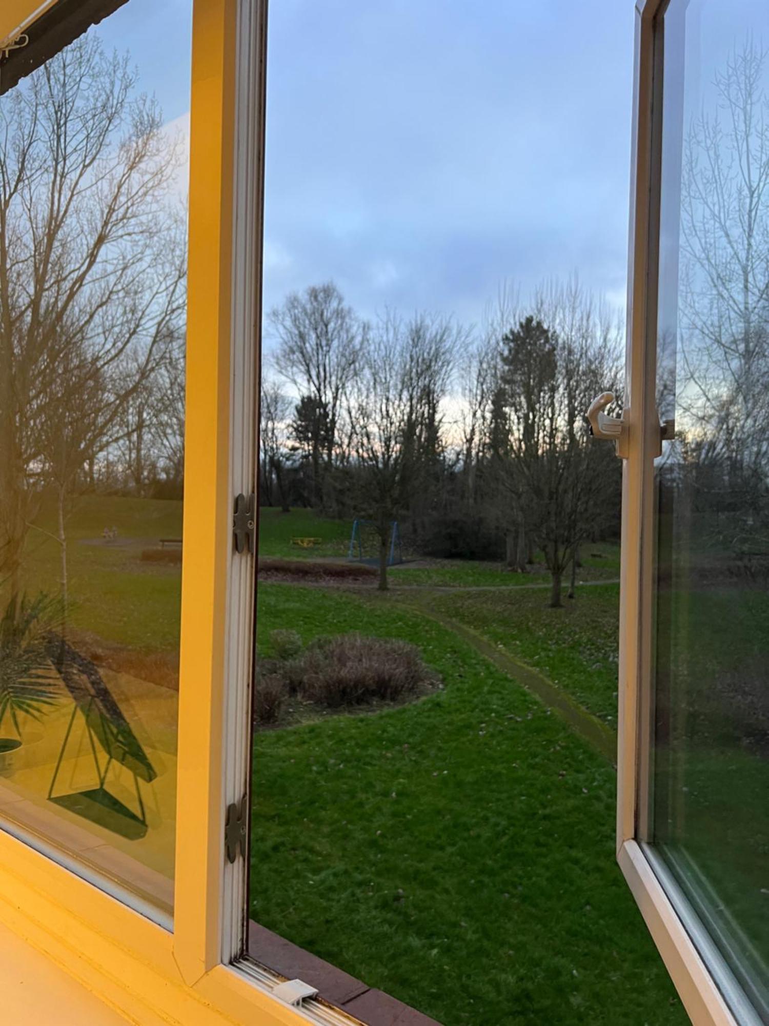 Holiday home Furzton - Free Private Parking, Modern And Garden, 50 Tv, Sleeps 5 Milton Keynes