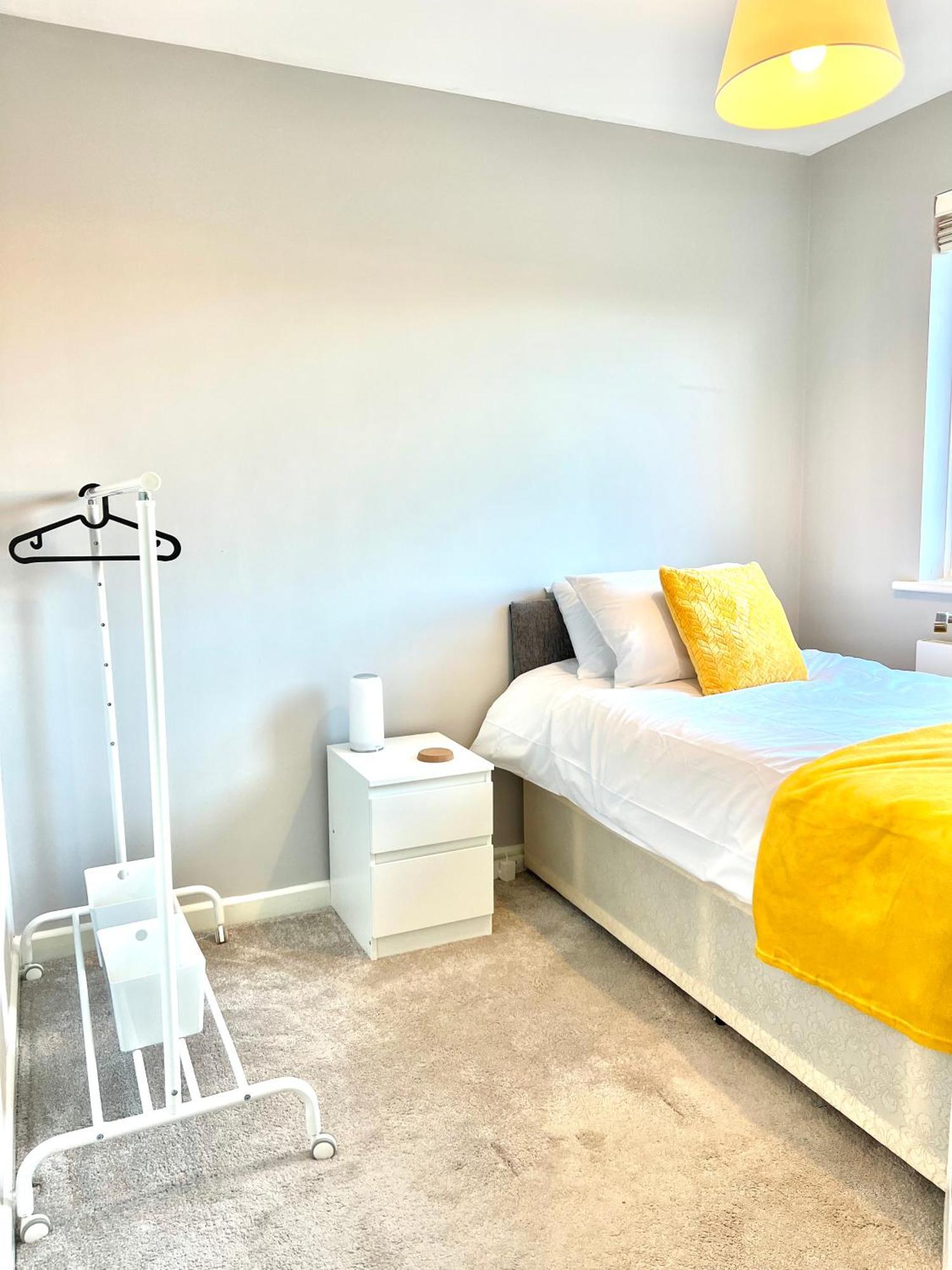 Furzton - Free Private Parking, Modern And Garden, 50 Tv, Sleeps 5 Milton Keynes