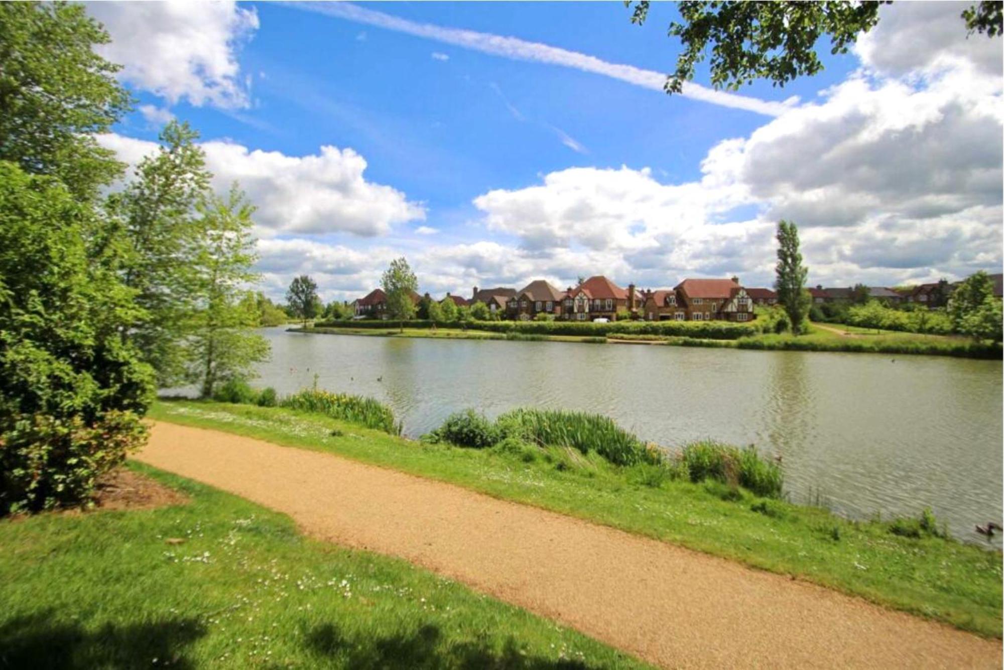 Furzton - Free Private Parking, Modern And Garden, 50 Tv, Sleeps 5 Holiday home