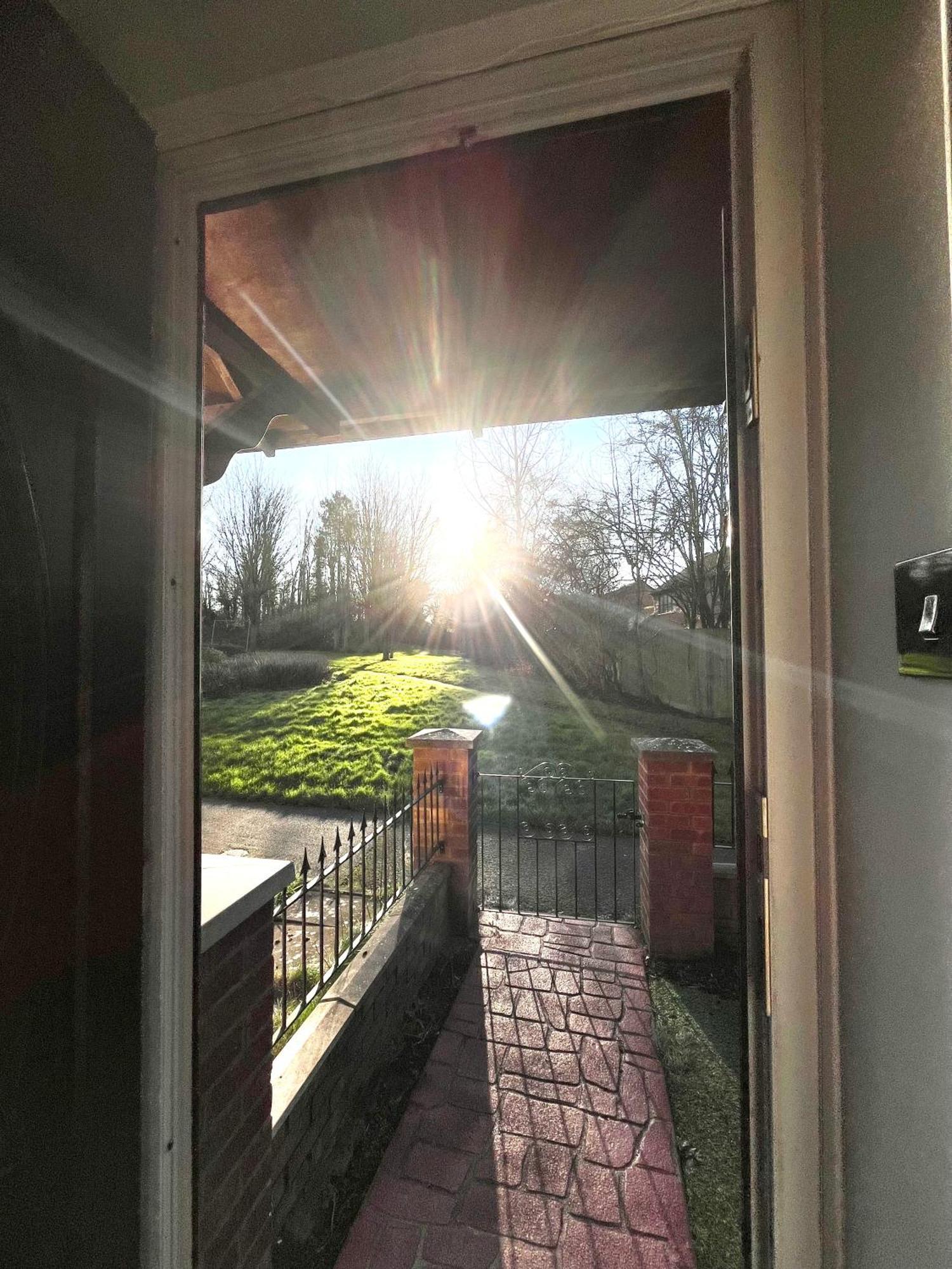 Furzton - Free Private Parking, Modern And Garden, 50 Tv, Sleeps 5 Holiday home *
