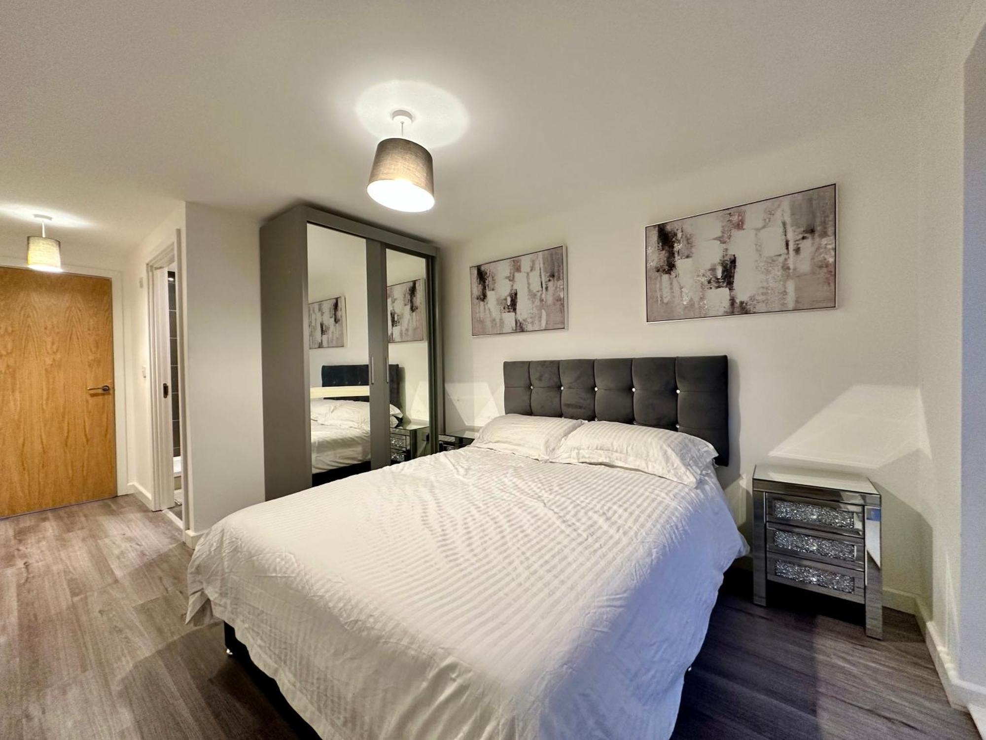 Exec 2bed 2bath Serviced Balcony Parking * Milton Keynes