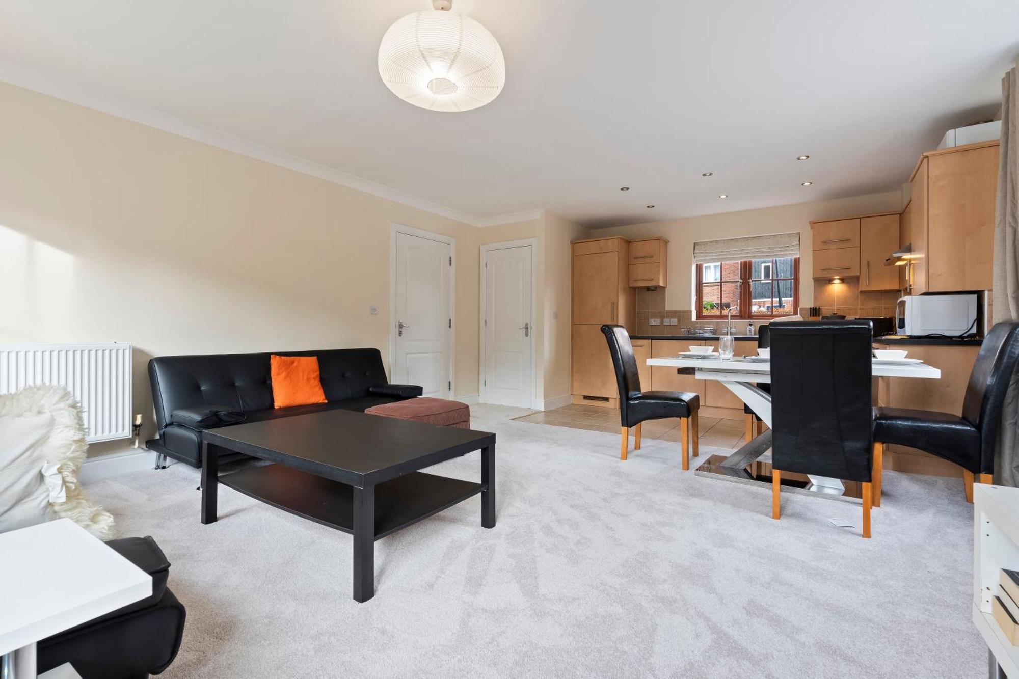 Cozy 2bed Flat With Free Parking Near Willen In Milton Keynes