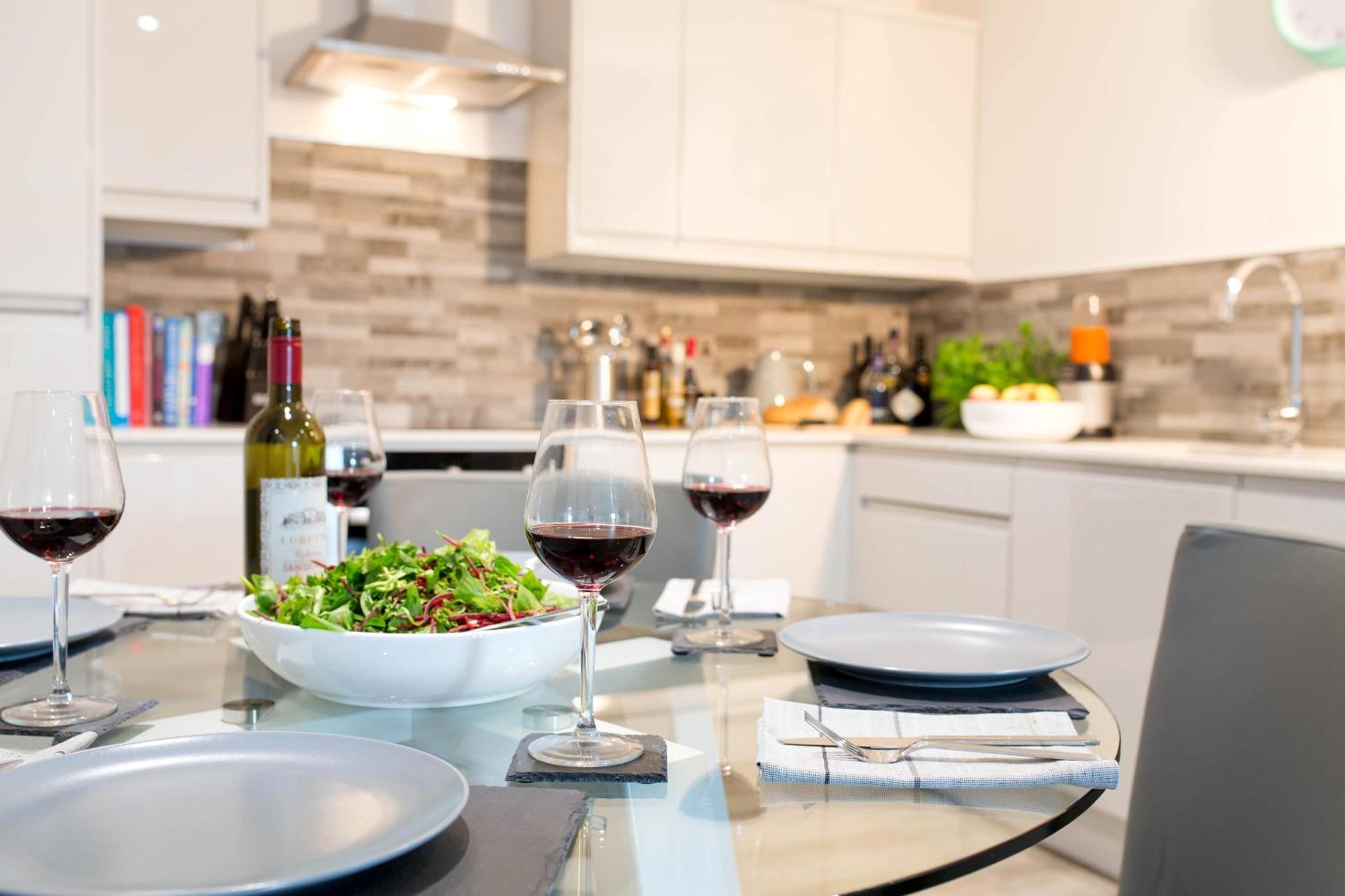 Cotels At 7zero1: Modern With Broadband & Parking Apartment Milton Keynes