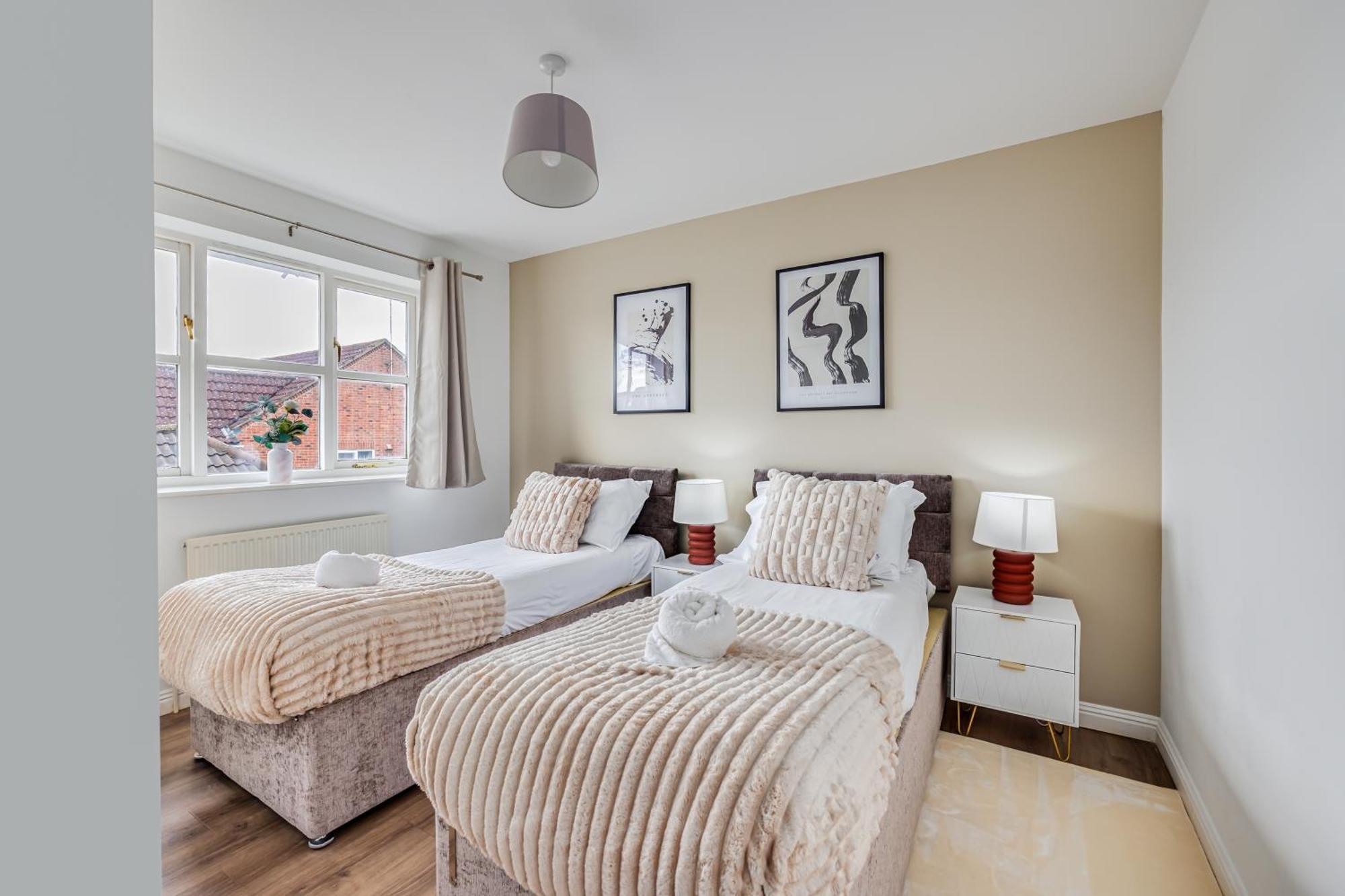 Tattenhoe House With Free Parking, Fast Wifi, Garden And Smart Tv By Yoko * Milton Keynes