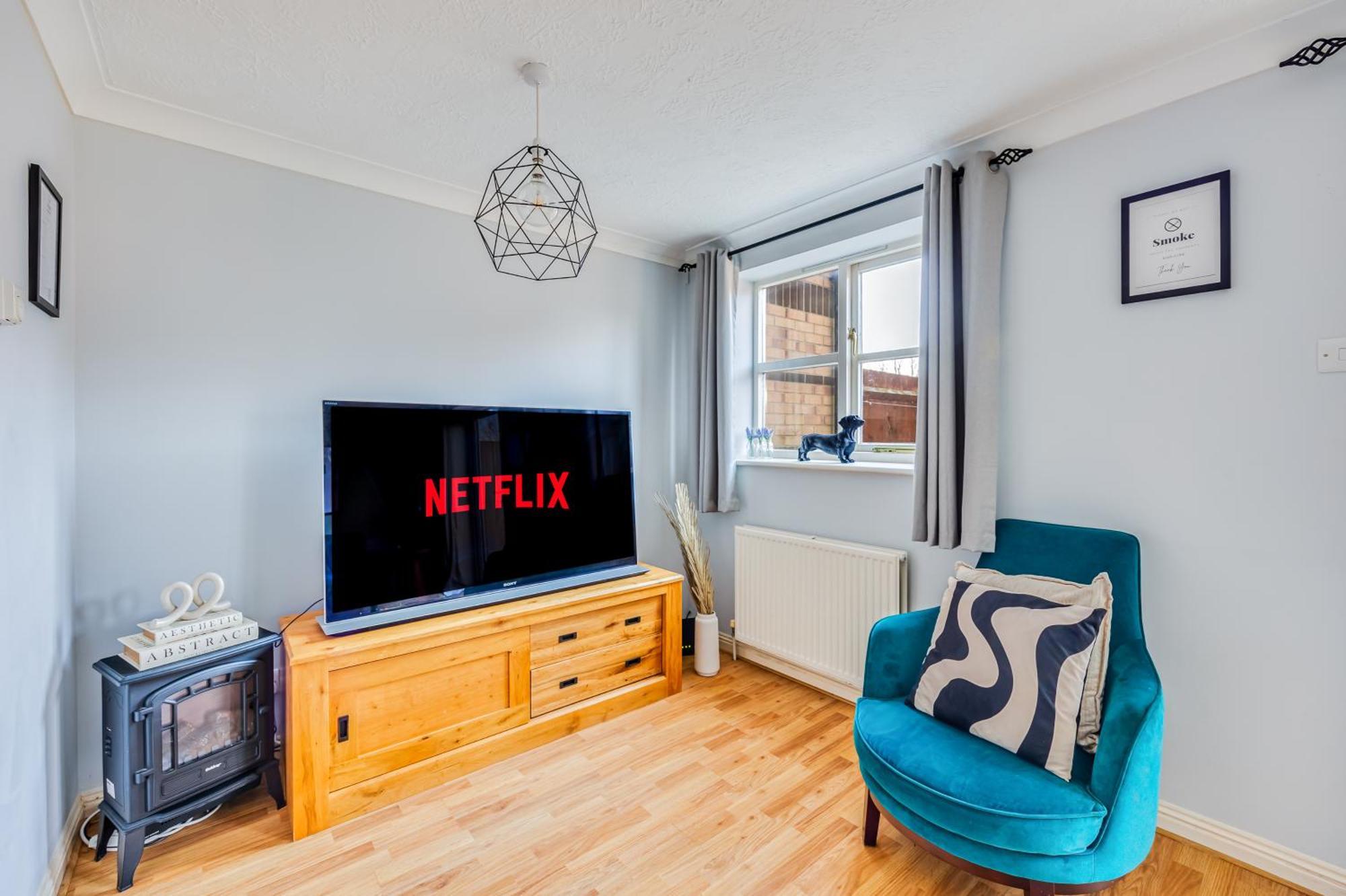 Tattenhoe House With Free Parking, Fast Wifi, Garden And Smart Tv By Yoko Holiday home Milton Keynes