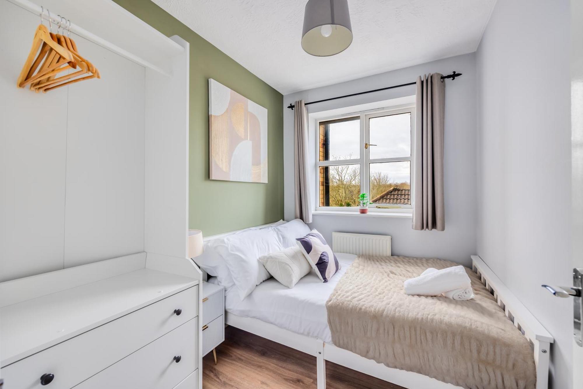 Tattenhoe House With Free Parking, Fast Wifi, Garden And Smart Tv By Yoko * Milton Keynes