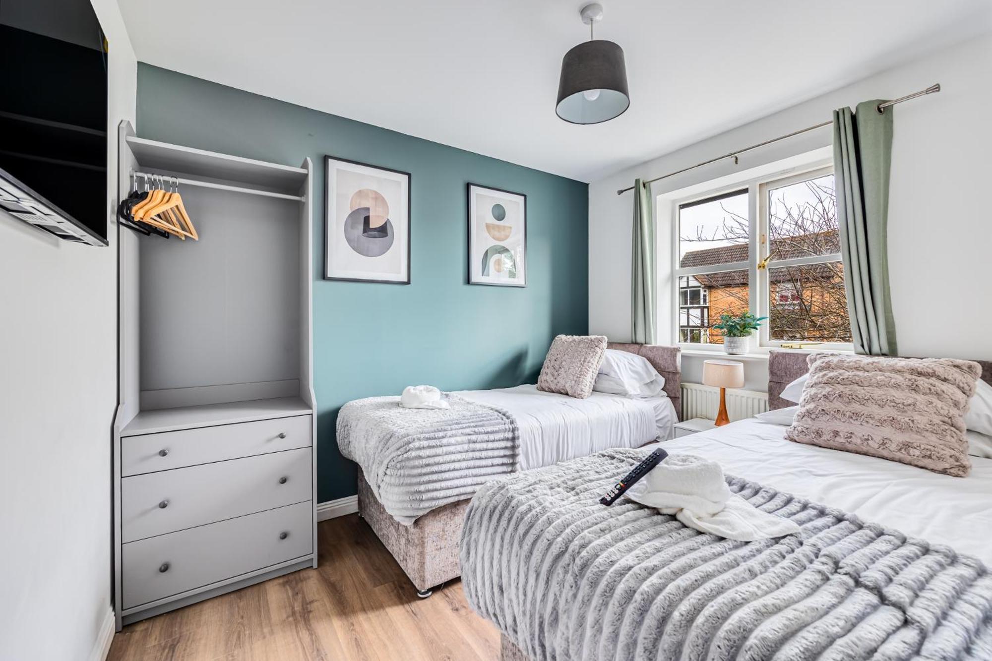 Tattenhoe House With Free Parking, Fast Wifi, Garden And Smart Tv By Yoko Holiday home