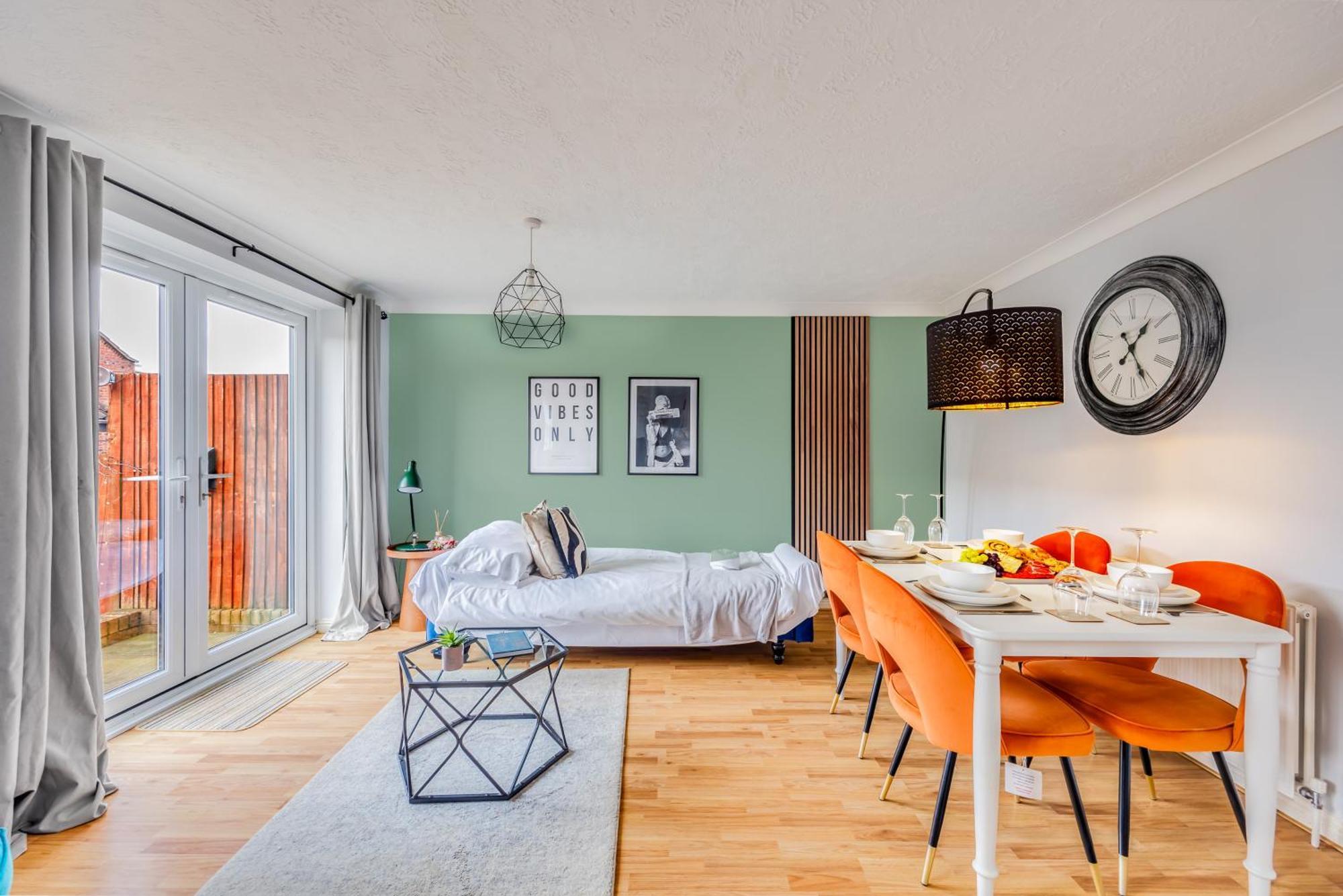 Tattenhoe House With Free Parking, Fast Wifi, Garden And Smart Tv By Yoko Milton Keynes