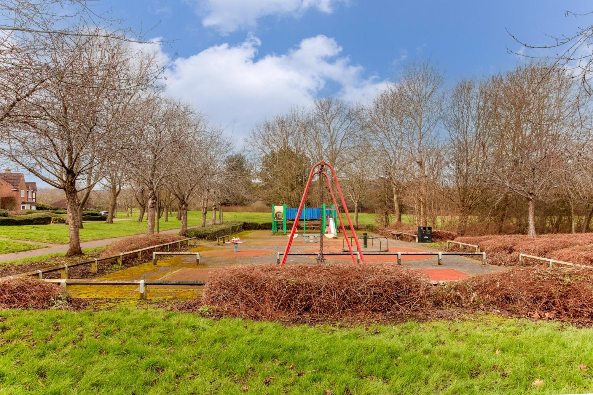 Tattenhoe House With Free Parking, Fast Wifi, Garden And Smart Tv By Yoko
