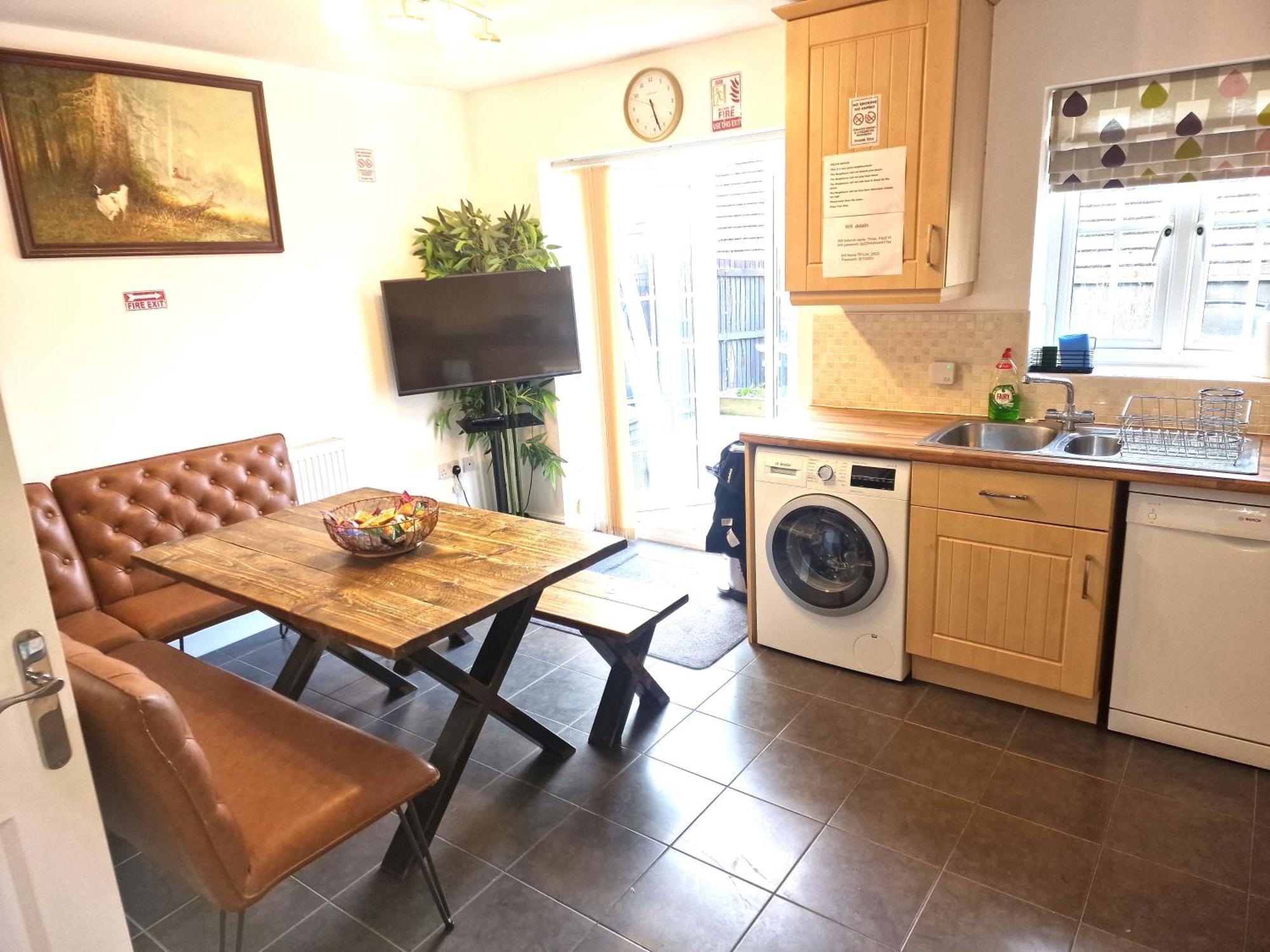 Nightrest Homes 6 Bedroom House- Smart Tv In Each - Parking - Wifi -milton Keynes