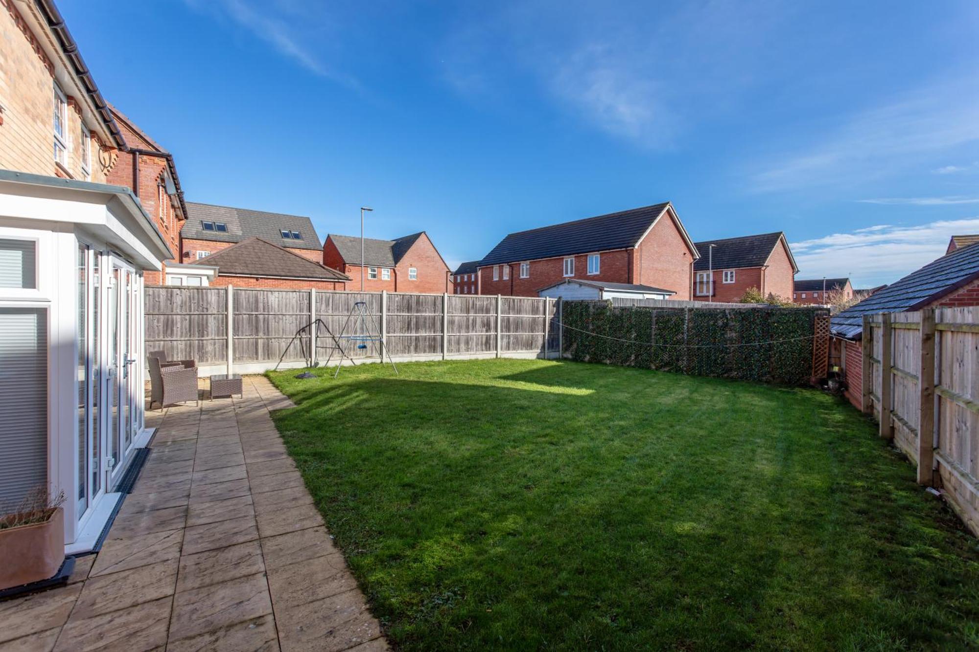 Stunning Detached House With Driveway Parking, Office Room, Self-check-in, Fast Wifi And Smart Tv With Sky And Netflix By Yoko Holiday home *