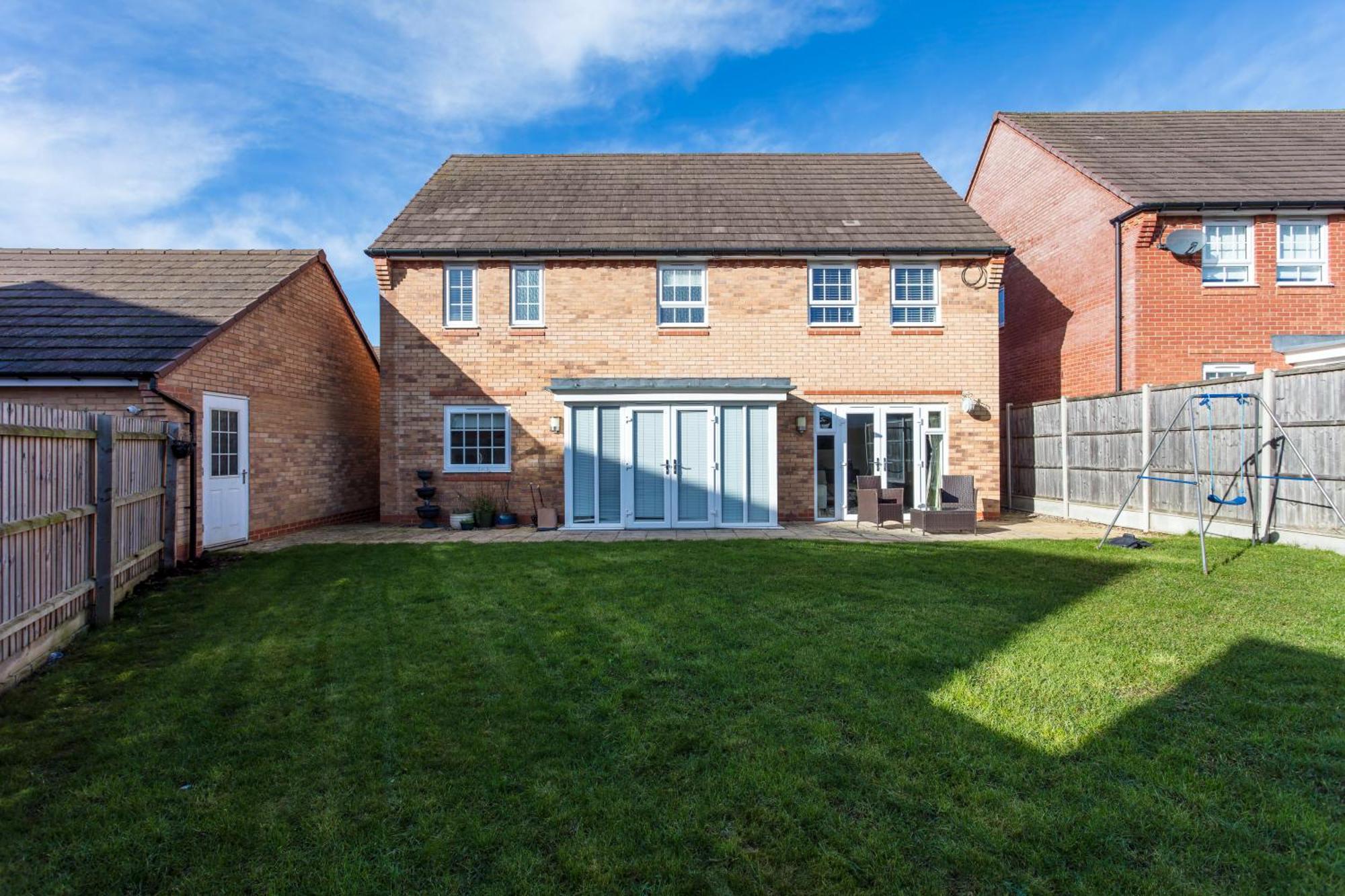Stunning Detached House With Driveway Parking, Office Room, Self-check-in, Fast Wifi And Smart Tv With Sky And Netflix By Yoko Milton Keynes