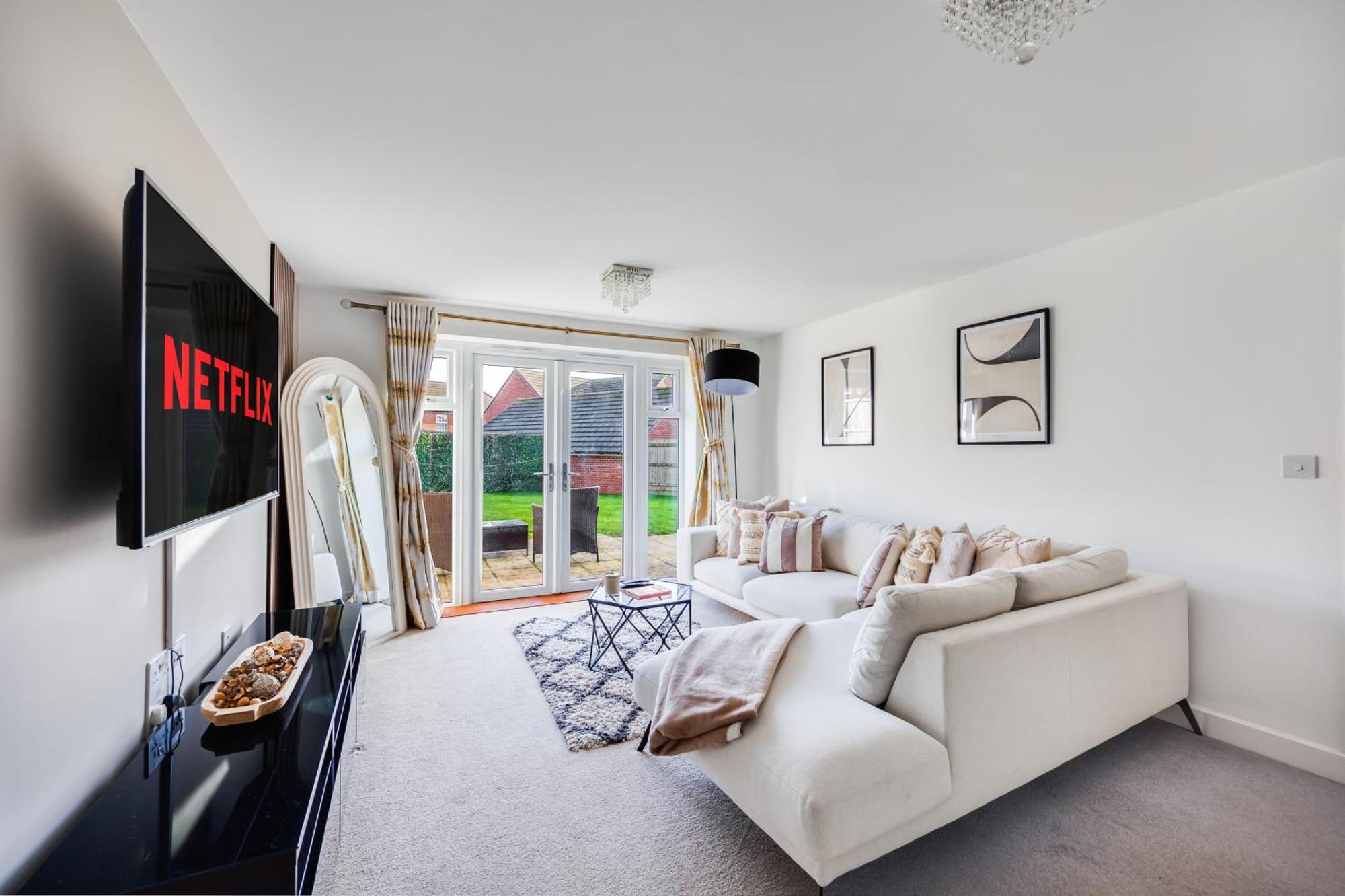 Stunning Detached House With Driveway Parking, Office Room, Self-check-in, Fast Wifi And Smart Tv With Sky And Netflix By Yoko * Milton Keynes