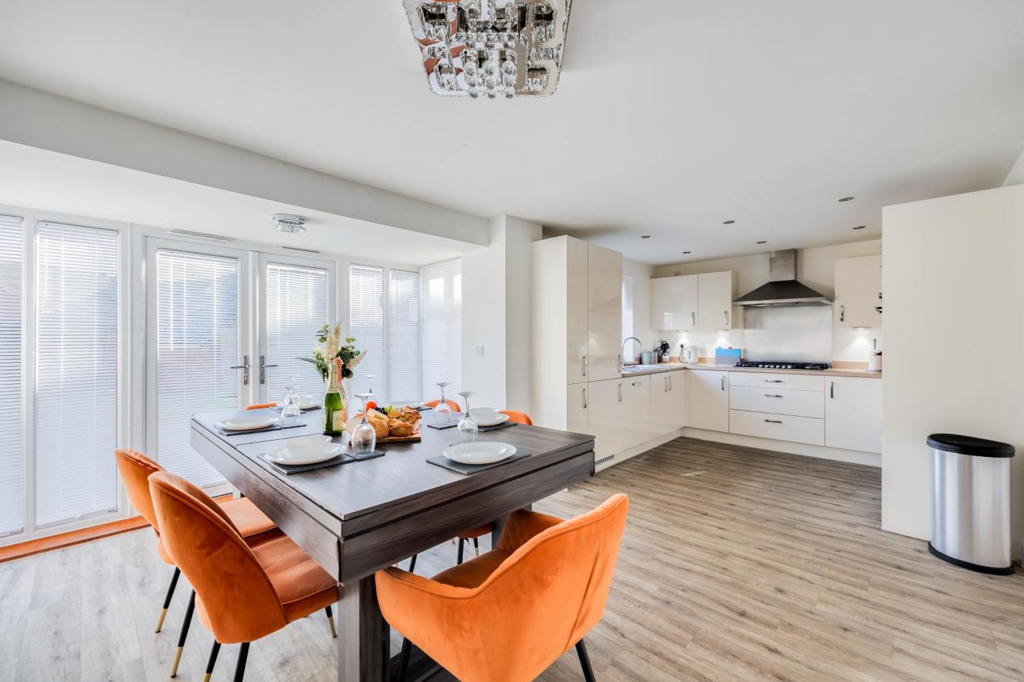 Stunning Detached House With Driveway Parking, Office Room, Self-check-in, Fast Wifi And Smart Tv With Sky And Netflix By Yoko