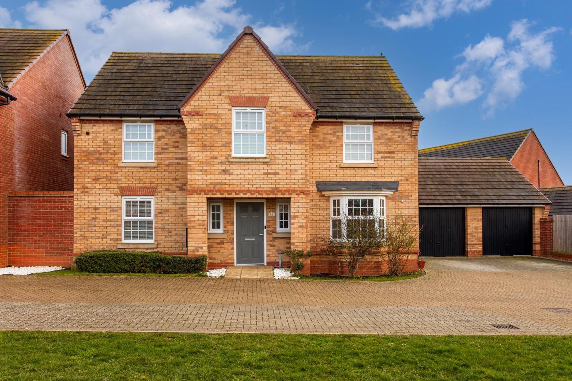 Holiday home Stunning Detached House With Driveway Parking, Office Room, Self-check-in, Fast Wifi And Smart Tv With Sky And Netflix By Yoko