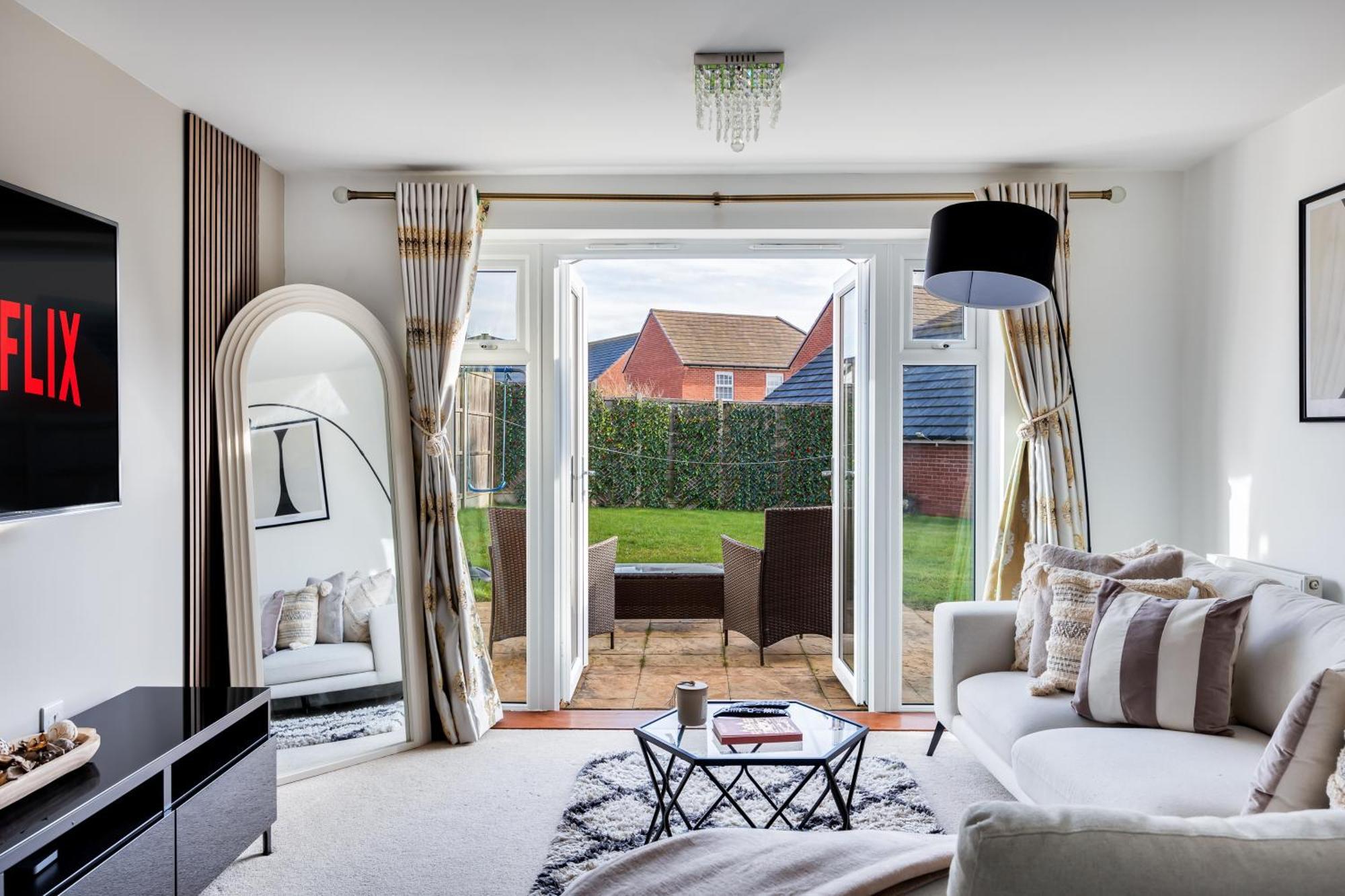 Stunning Detached House With Driveway Parking, Office Room, Self-check-in, Fast Wifi And Smart Tv With Sky And Netflix By Yoko Holiday home *