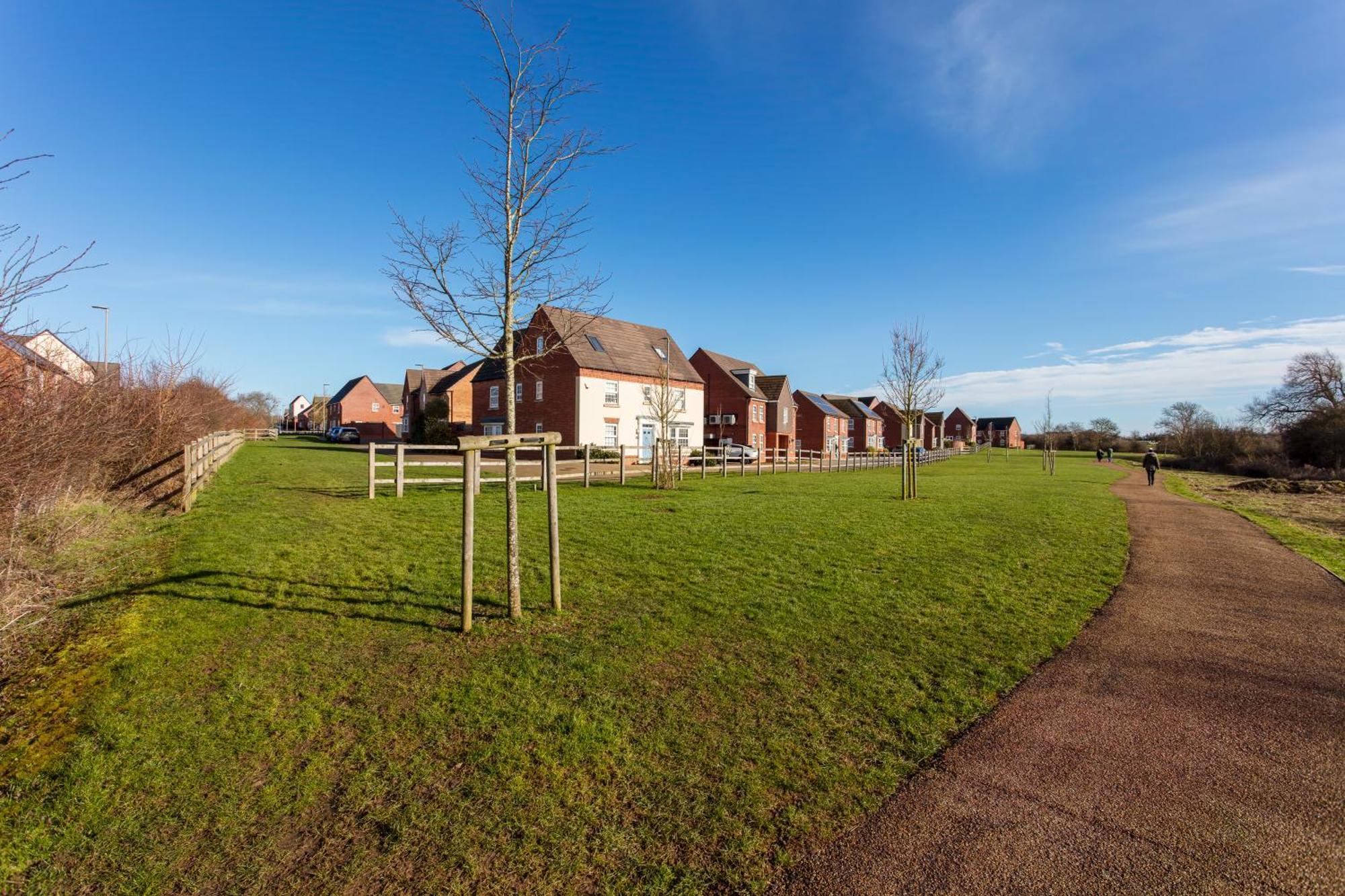 Stunning Detached House With Driveway Parking, Office Room, Self-check-in, Fast Wifi And Smart Tv With Sky And Netflix By Yoko Holiday home Milton Keynes