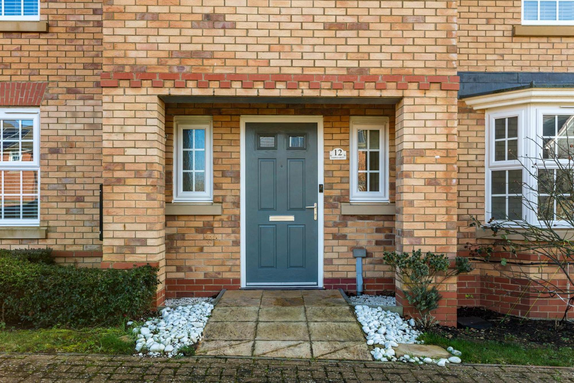 Stunning Detached House With Driveway Parking, Office Room, Self-check-in, Fast Wifi And Smart Tv With Sky And Netflix By Yoko *
