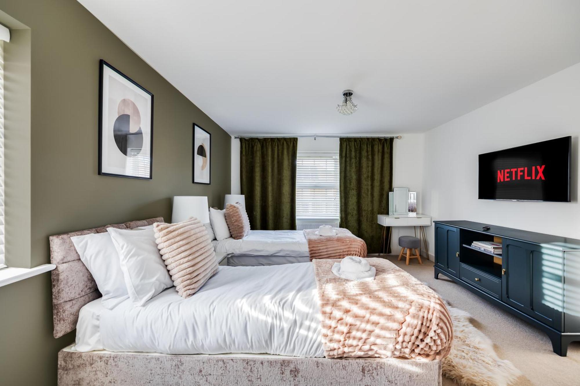 Stunning Detached House With Driveway Parking, Office Room, Self-check-in, Fast Wifi And Smart Tv With Sky And Netflix By Yoko Holiday home *